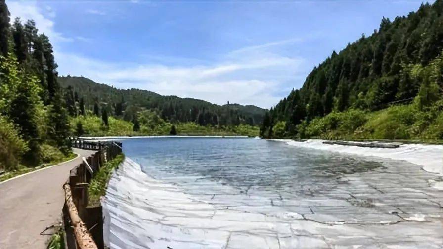 重慶一森林公園天池湖底驚現(xiàn)304不銹鋼 網(wǎng)友吵翻了<strong></p>
<p>304不銹鋼</strong>！:304不銹鋼